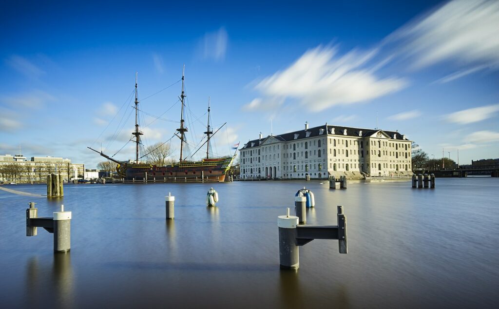 Nationaal Maritiem Museum Amsterdam, panorama met het gebouw en links de replica van het VOC-schip de Amsterdam. driemaster